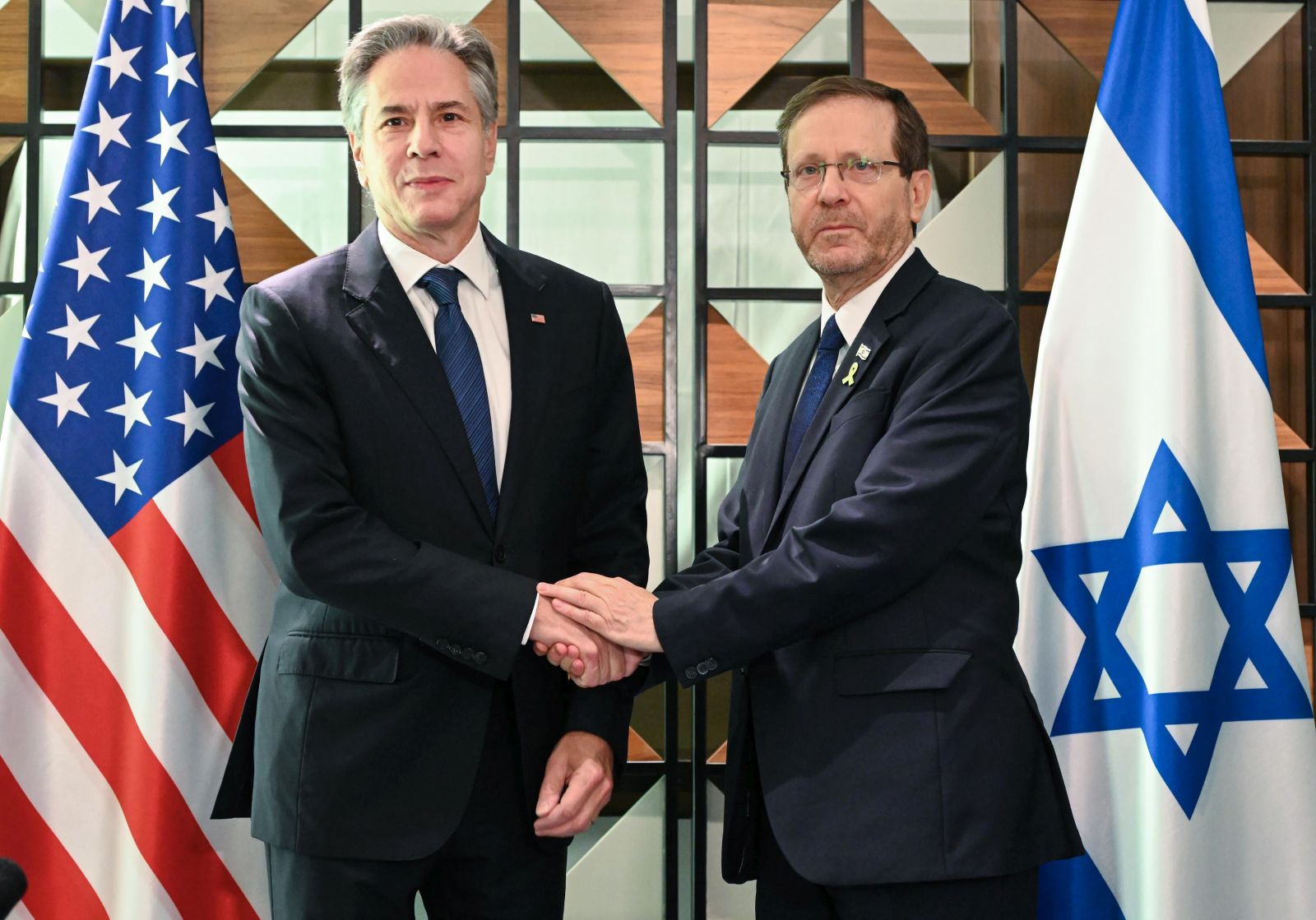 epa11554814 A handout photo made available by the Israeli Government Office (GPO) shows Israeli President Isaac Herzog (R) during a meeting with US Secretary of State Antony Blinken in Tel Aviv, Israel, 19 August 2024. Blinken arrived in Israel to discuss a ceasefire deal in the Gaza war.  EPA/Maayan Toaf/Israeli Government Office (GPO) HANDOUT EDITORIAL USE ONLY/NO SALES