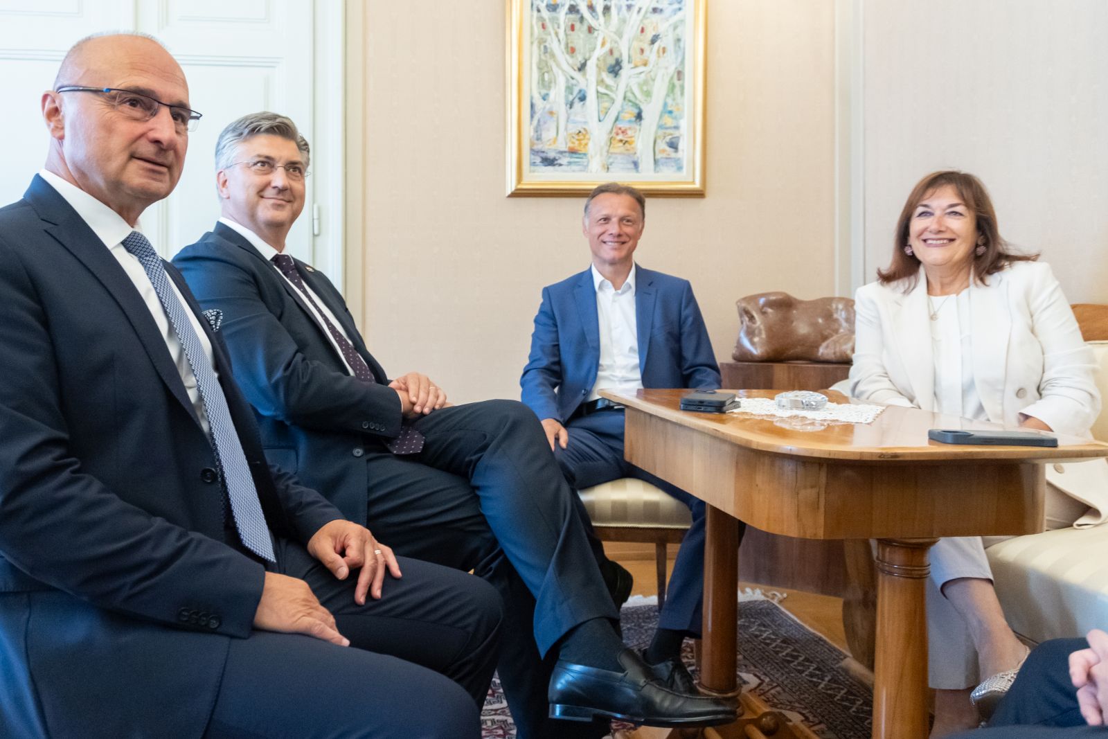 Zagreb, 20.08.2024. - Predsjednik Sabora Gordan Jandroković primio je premijera Andreja Plenkovića i hrvatsku kandidatkinju za članicu Europske komisije Dubravku Šuicu.
Na fotografiji Gordan Grlić Radman, Andrej Plenković, Gordan Jandroković, Dubravka Šuica.
foto HINA/ Edvard ŠUŠAK/ es