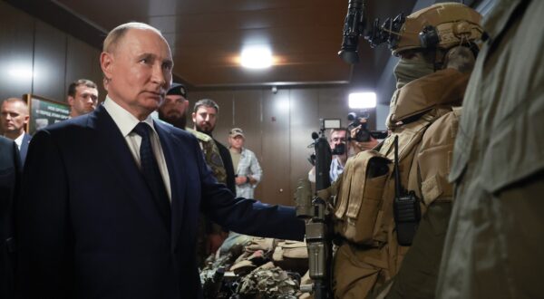 epa11557533 Russian President Vladimir Putin inspects Russian weapons and equipment during his visit to the Russian Special Forces University in Gudermes, Chechen Republic, Russia, 20 August 2024 (issued 21 August 2024).  EPA/VYACHESLAV PROKOFYEV/SPUTNIK/KREMLIN POOL MANDATORY CREDIT