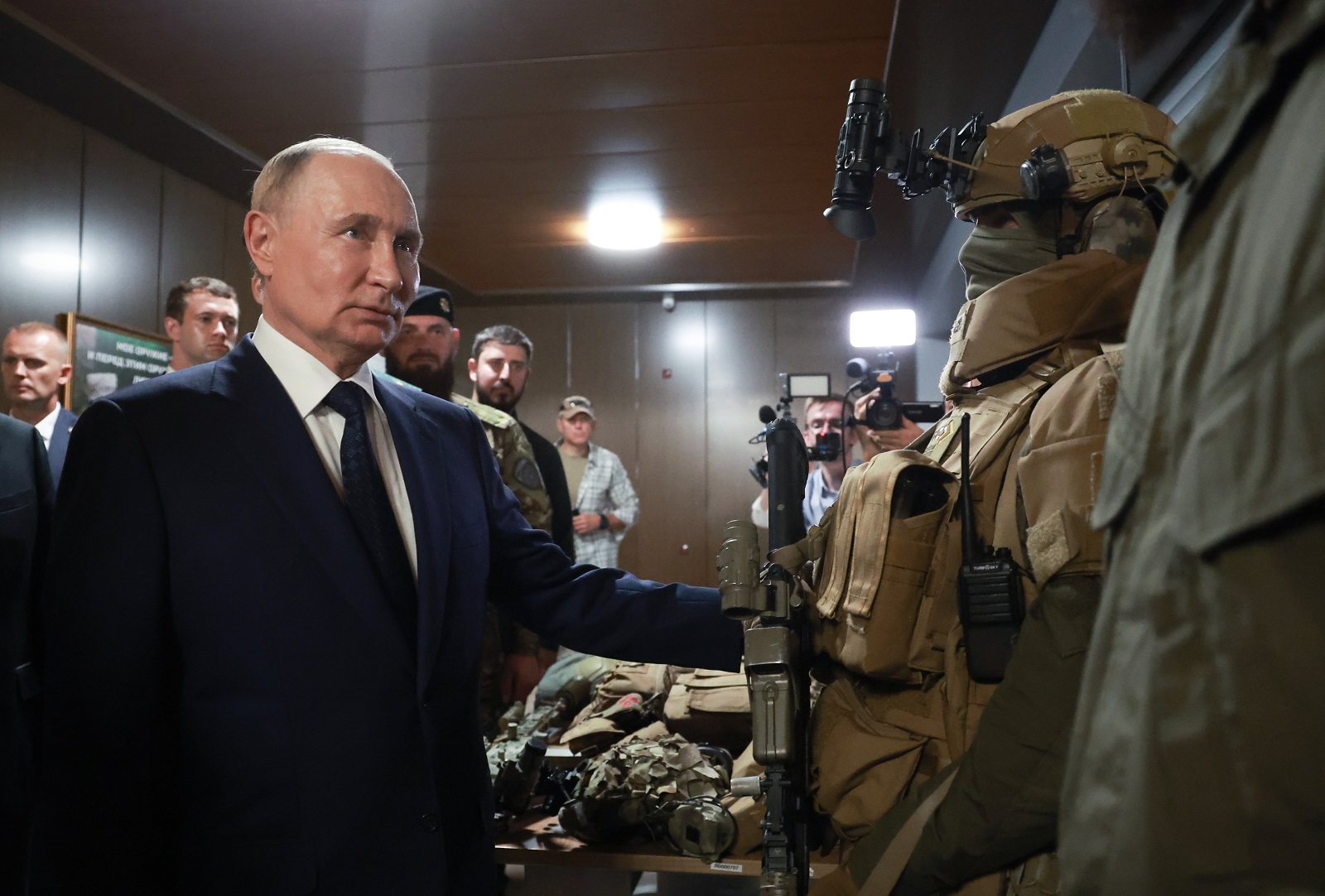 epa11557533 Russian President Vladimir Putin inspects Russian weapons and equipment during his visit to the Russian Special Forces University in Gudermes, Chechen Republic, Russia, 20 August 2024 (issued 21 August 2024).  EPA/VYACHESLAV PROKOFYEV/SPUTNIK/KREMLIN POOL MANDATORY CREDIT