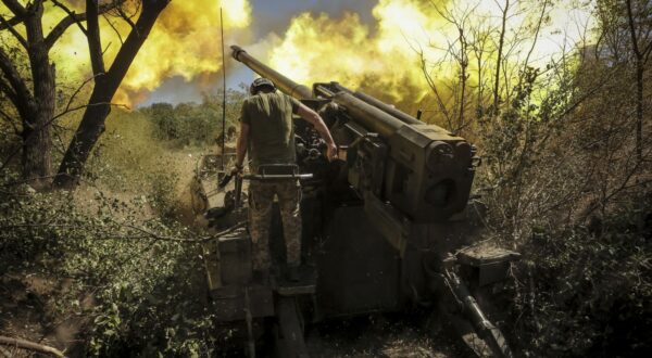 epa11557602 A handout photo made available by the press service of the 24th Mechanized Brigade of Ukrainian Armed Forces on 21 August 2024 shows servicemen of the 24th Mechanized Brigade, named after King Danylo, firing 2S5 'Hiatsint-S' 152mm self-propelled howitzer towards Russian positions near the city of Chasiv Yar in Donetsk region, Ukraine, 20 August 2024. Russian troops entered Ukrainian territory on 24 February 2022, starting a conflict that has provoked destruction and a humanitarian crisis.  EPA/PRESS SERVICE OF THE 24 MECHANIZED BRIGADE HANDOUT  HANDOUT EDITORIAL USE ONLY/NO SALES