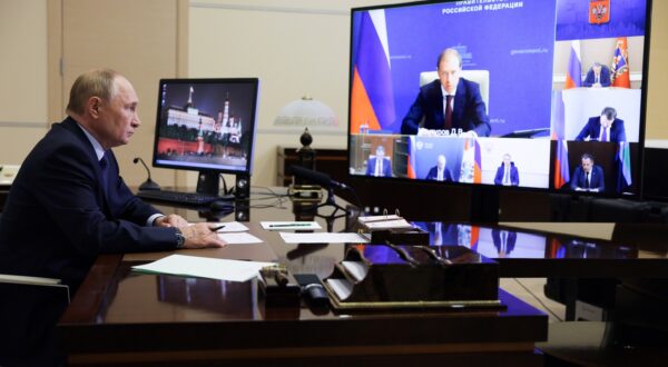 epa11559994 Russian President Vladimir Putin takes part in a video conference meeting about the situation in the Russian regions of Belgorod, Kursk and Bryansk, at the Novo-Ogaryovo state residence, outside Moscow, Russia, 22 August 2024, following a cross-border incursion by Ukrainian Armed Forces into Russian territory.  EPA/GAVRIIL GRIGOROV/SPUTNIK/KREMLIN POOL MANDATORY CREDIT