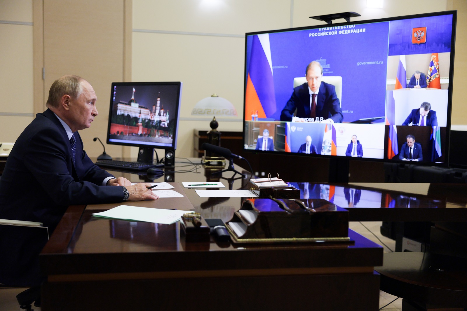 epa11559994 Russian President Vladimir Putin takes part in a video conference meeting about the situation in the Russian regions of Belgorod, Kursk and Bryansk, at the Novo-Ogaryovo state residence, outside Moscow, Russia, 22 August 2024, following a cross-border incursion by Ukrainian Armed Forces into Russian territory.  EPA/GAVRIIL GRIGOROV/SPUTNIK/KREMLIN POOL MANDATORY CREDIT