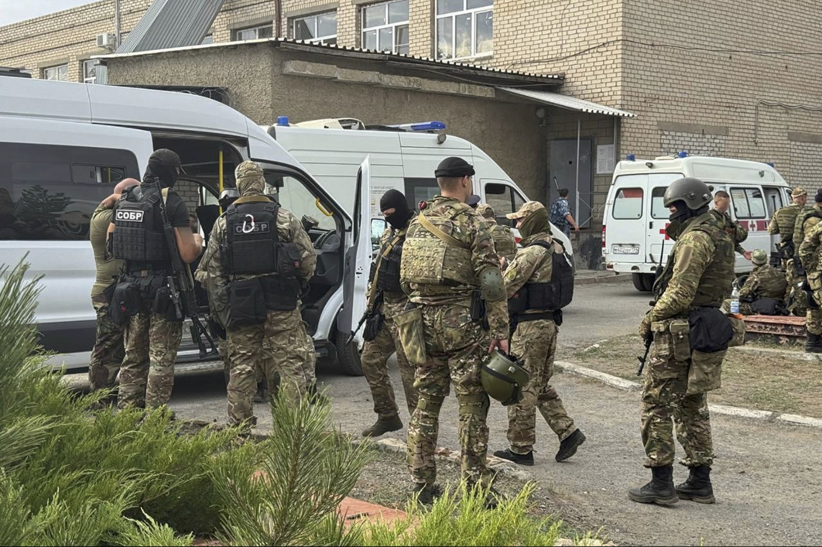 epa11561856 A handout picture made available by the Russian Rosgvardia (National Guard of Russia) Telegram channel shows National Guard of Russia servicemen preparing to storm a prison in Surovkino, Volgograd region, Russia, 23 August 2024. On 23 August, in the IK-19 facility in the city of Surovikino, four prisoners took four prison guards hostage during a meeting of the disciplinary commission. During an operation to free the hostages, snipers from the special forces of the Russian National Guard 'neutralized four prisoners' who had taken the prison employees hostage, freeing the hostages, Rosgvardia stated.  EPA/RUSSIAN ROSGVARDIYA TELEGRAM CHANNEL HANDOUT -- MANDATORY CREDIT -- BEST QUALITY AVAILABLE -- HANDOUT EDITORIAL USE ONLY/NO SALES