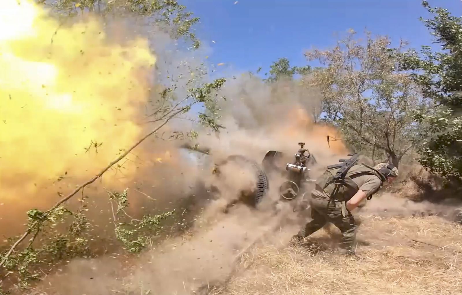 epa11562004 A still image taken from an undated handout video made available by the Russian Defence Ministry Press-Service on 23 August 2024 shows Russian servicemen firing a 122-mm howitzer D-30 towards Ukrainian positions at an undisclosed location. The Russian Defense Ministry reported that Ukrainian troops losses in the Kursk direction in one day amounted to 400 servicemen, and over the entire period of its military operations to more than five thousand servicemen. Fighting between Russian and Ukrainian forces has been ongoing in the Kursk region since 06 August following a Ukrainian military incursion into Russia's border region.  EPA/RUSSIAN DEFENCE MINISTRY PRESS SERVICE HANDOUT -- MANDATORY CREDIT -- BEST QUALITY AVAILABLE -- HANDOUT EDITORIAL USE ONLY/NO SALES