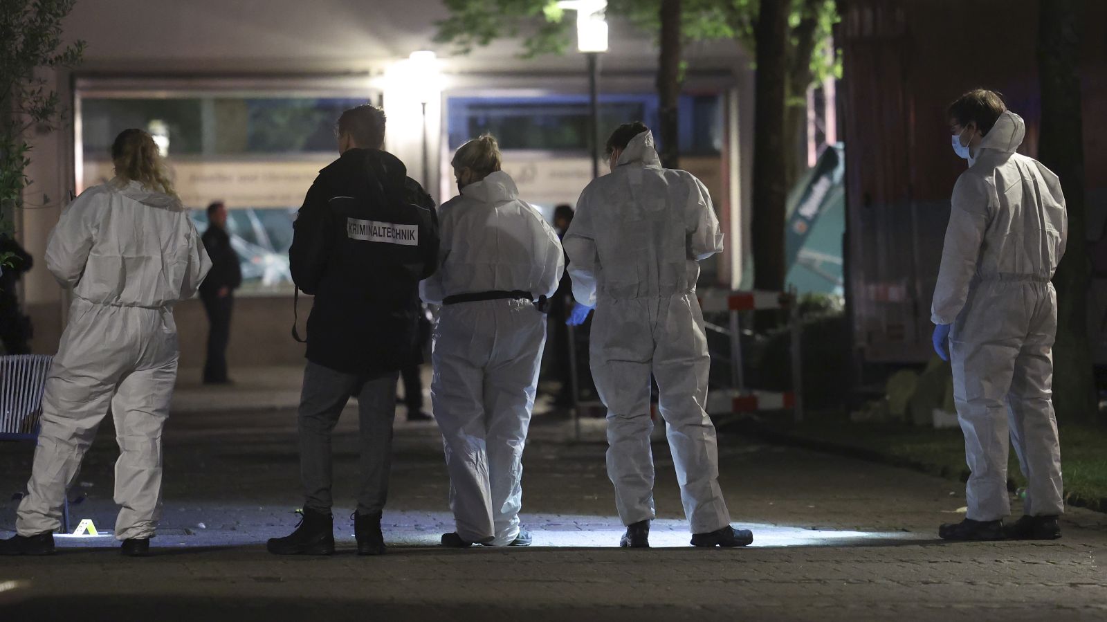 epa11562315 Forensics police officers on the scene after a knife attack at the city festival in Solingen, Germany, 23 August 2024. According to the police, at around 9.45 pm a man stabbed passers-by at random with a knife at the city festival in Solingen. According to a statement posted by police on X (formerly Twitter) there are several dead and injured due to a knife attack.  EPA/CHRISTOPHER NEUNDORF