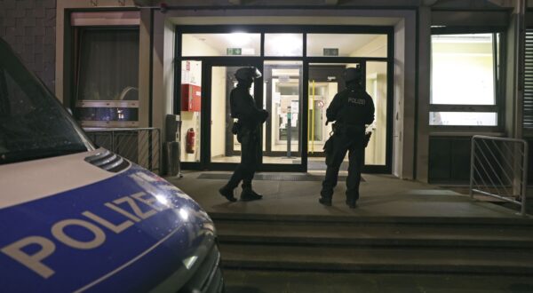 epa11563551 Two police officers stand guard in front of a refugee center during a police search, in Solingen, Germany, 24 August 2024. A man stabbed passers-by at random with a knife during the city festival in Solingen late 23 August. Three people have been killed and eight others injured, five of them seriously, in the knife attack, police said. Police are currently conducting a large-scale search for the perpetrator.  EPA/CHRISTOPHER NEUNDORF