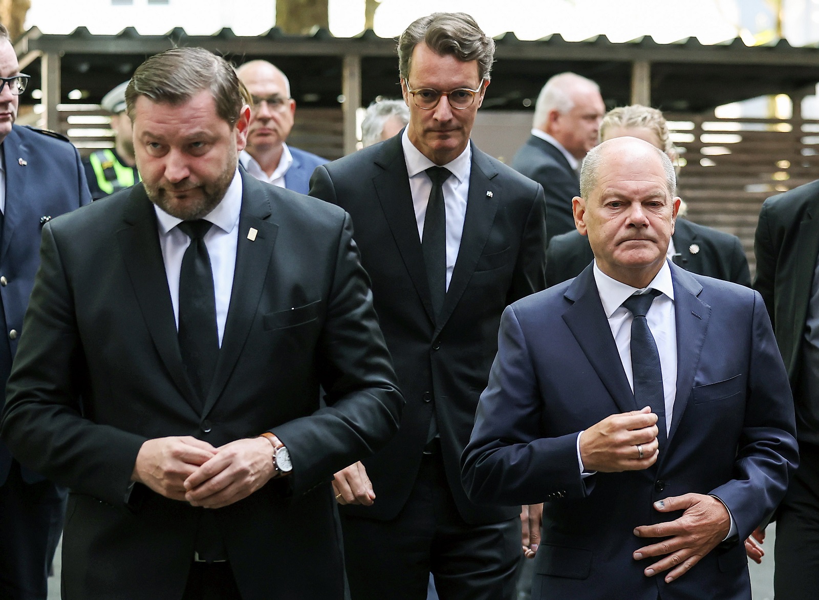 epa11565046 German Chancellor Olaf Scholz (R), North Rhine-Westphalia state premier Hendrik Wuest (C) and Solingen Major Tim Kurzbach (L) arrive at the town hall in Solingen, Germany, 26 August 2024. A man stabbed passers-by at random with a knife during the city festival in Solingen on 23 August evening. Three people have been killed and eight others injured, five of them seriously, in the knife attack, police said.  EPA/CHRISTOPHER NEUNDORF / POOL