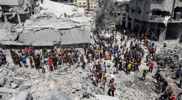 epa11567127 Palestinians search for survivors under the rubble after an Israeli airstrike destroyed several homes in Khan Yunis camp in the southern Gaza Strip, 27 August 2024.  EPA/HAITHAM IMAD