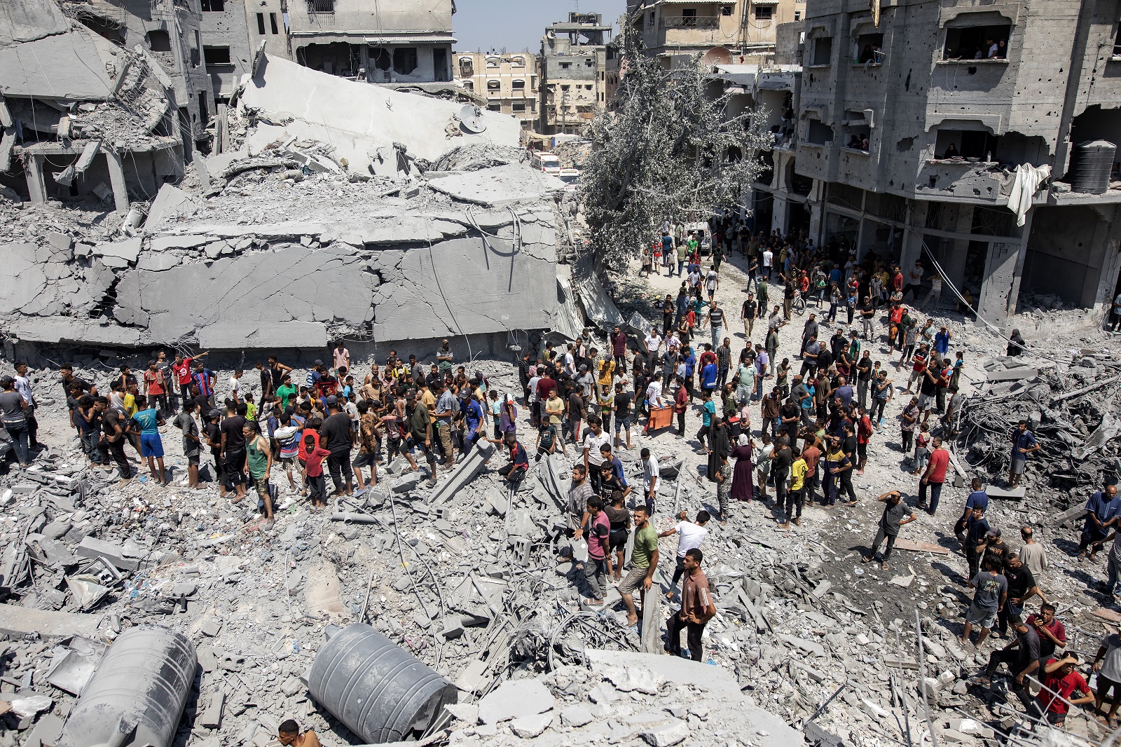 epa11567127 Palestinians search for survivors under the rubble after an Israeli airstrike destroyed several homes in Khan Yunis camp in the southern Gaza Strip, 27 August 2024.  EPA/HAITHAM IMAD