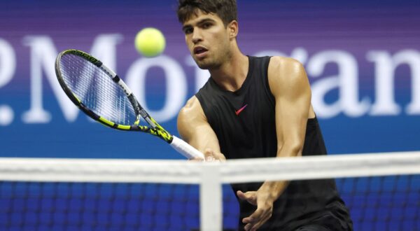 epa11568035 Carlos Alcaraz of Spain in action against Li Tu of Australia (not pictured) during their first round match at the US Open Tennis Championships at the USTA Billie Jean King National Tennis Center in Flushing Meadows, New York, USA, 27 August 2024. The US Open tournament runs from 26 August through 08 September.  EPA/JOHN G. MABANGLO