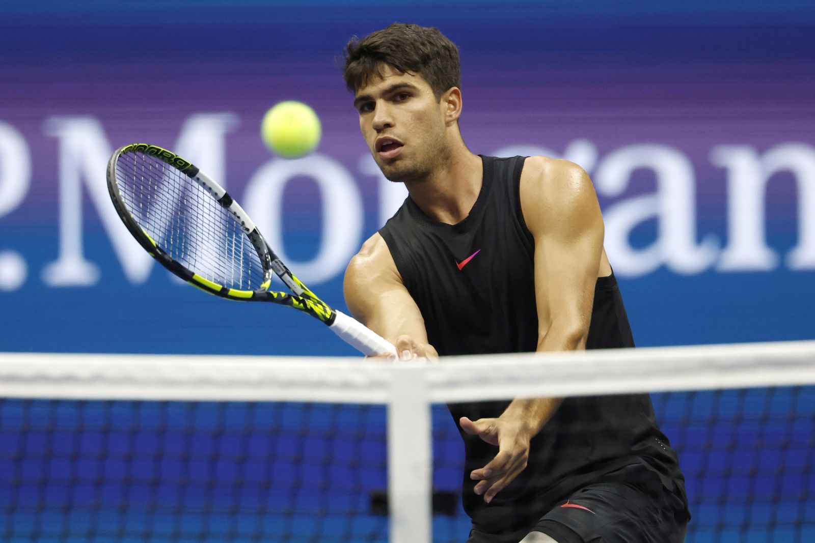 epa11568035 Carlos Alcaraz of Spain in action against Li Tu of Australia (not pictured) during their first round match at the US Open Tennis Championships at the USTA Billie Jean King National Tennis Center in Flushing Meadows, New York, USA, 27 August 2024. The US Open tournament runs from 26 August through 08 September.  EPA/JOHN G. MABANGLO