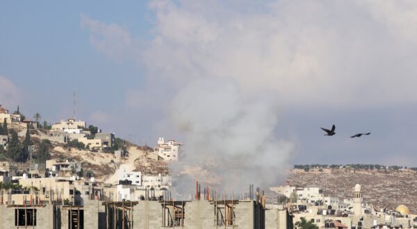 epa11572733 Smokes rises over Jenin refugee camp during the third day of an Israeli military operation in the West Bank city of Jenin, 30 August 2024. According to the Palestinian Health Ministry, at least 18 Palestinians were killed following Israeli military operations in the West Bank cities of Tulkarem, Jenin and Tubas between 28 and 30 August 2024. The Israeli army said that it's conducting a large-scale counter-terrorism operation in several areas. More than 40,000 Palestinians and over 1,400 Israelis have been killed, according to the Palestinian Health Ministry and the Israel Defense Forces (IDF), since Hamas militants launched an attack against Israel from the Gaza Strip on 07 October 2023, and the Israeli operations in Gaza and the West Bank which followed it.  EPA/ALAA BADARNEH