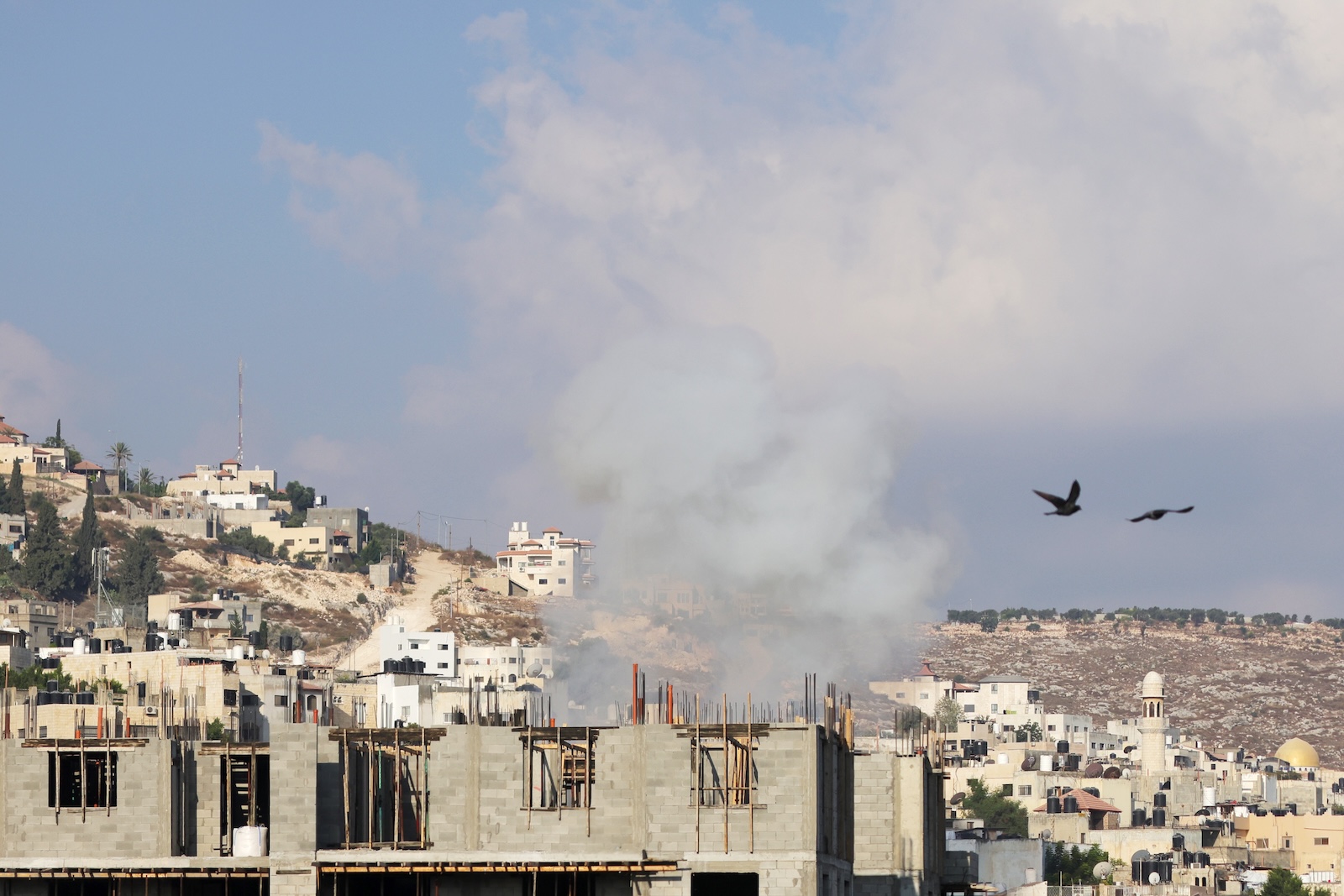 epa11572733 Smokes rises over Jenin refugee camp during the third day of an Israeli military operation in the West Bank city of Jenin, 30 August 2024. According to the Palestinian Health Ministry, at least 18 Palestinians were killed following Israeli military operations in the West Bank cities of Tulkarem, Jenin and Tubas between 28 and 30 August 2024. The Israeli army said that it's conducting a large-scale counter-terrorism operation in several areas. More than 40,000 Palestinians and over 1,400 Israelis have been killed, according to the Palestinian Health Ministry and the Israel Defense Forces (IDF), since Hamas militants launched an attack against Israel from the Gaza Strip on 07 October 2023, and the Israeli operations in Gaza and the West Bank which followed it.  EPA/ALAA BADARNEH