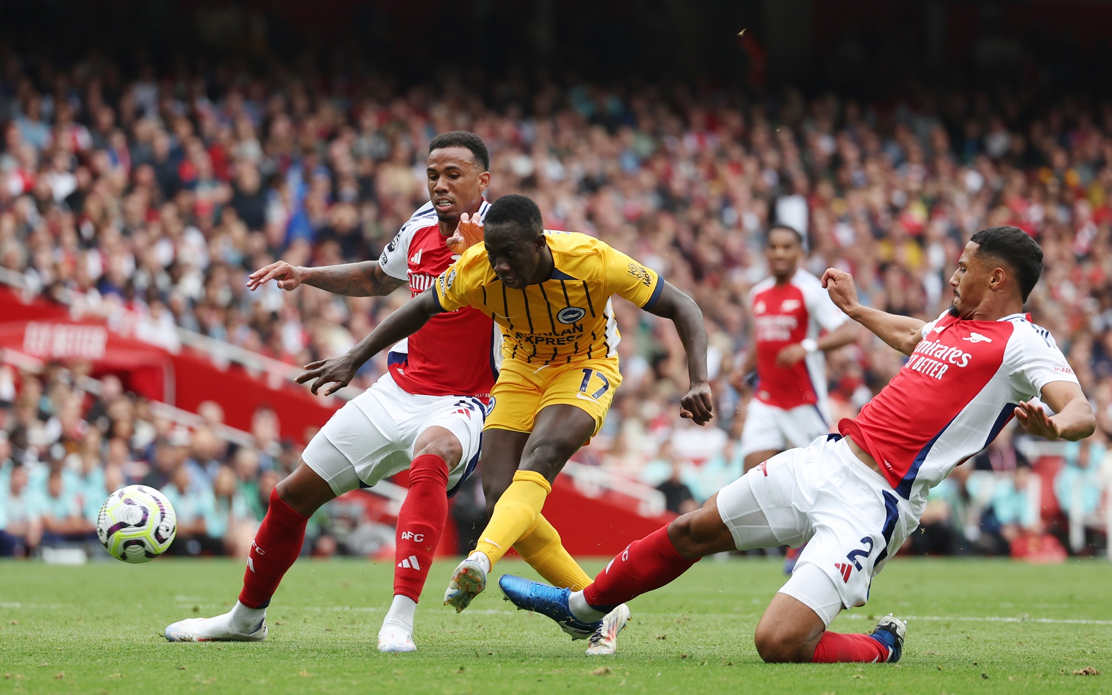 epa11575250 Yankuba Minteh (C) of Brighton in action during the English Premier League soccer match of Arsenal FC against Brighton & Hove Albion, in London, Britain, 31 August 2024.  EPA/ANDY RAIN EDITORIAL USE ONLY. No use with unauthorized audio, video, data, fixture lists, club/league logos, 'live' services or NFTs. Online in-match use limited to 120 images, no video emulation. No use in betting, games or single club/league/player publications.