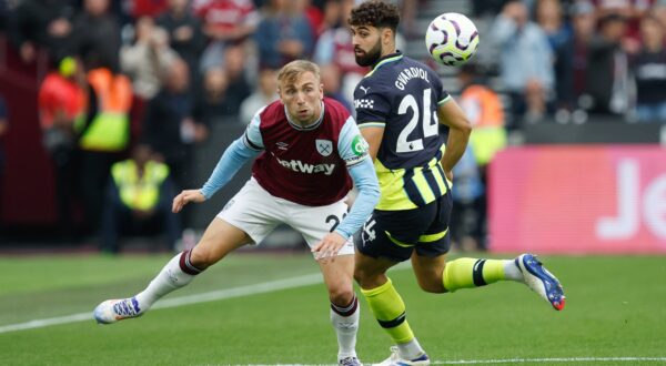 epa11575995 Jarrod Bowen of West Ham (L) and Josko Gvardiol of Manchester City in action during the English Premier League soccer match of West Ham United against Manchester City, in London, Britain, 31 August 2024.  EPA/DAVID CLIFF EDITORIAL USE ONLY. No use with unauthorized audio, video, data, fixture lists, club/league logos, 'live' services or NFTs. Online in-match use limited to 120 images, no video emulation. No use in betting, games or single club/league/player publications.