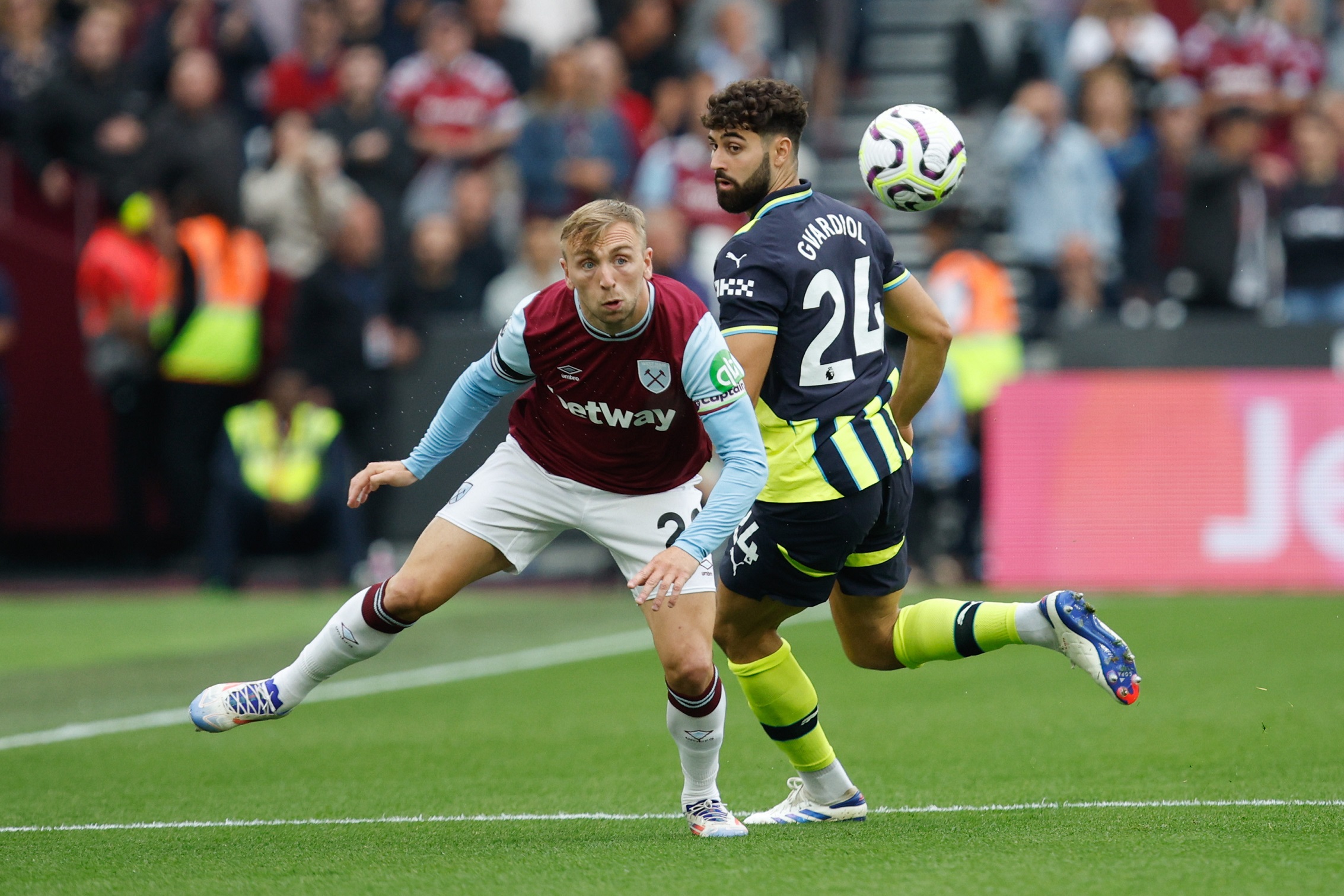 epa11575995 Jarrod Bowen of West Ham (L) and Josko Gvardiol of Manchester City in action during the English Premier League soccer match of West Ham United against Manchester City, in London, Britain, 31 August 2024.  EPA/DAVID CLIFF EDITORIAL USE ONLY. No use with unauthorized audio, video, data, fixture lists, club/league logos, 'live' services or NFTs. Online in-match use limited to 120 images, no video emulation. No use in betting, games or single club/league/player publications.