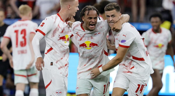 epa11576194 Arthur Vermeeren (L), Xavi Simons (C) and Christoph Baumgartner of Leipzig celebrate after winning the German Bundesliga soccer match between Bayer 04 Leverkusen and RB Leipzig in Leverkusen, Germany, 31 August 2024.  EPA/RONALD WITTEK CONDITIONS - ATTENTION: The DFL regulations prohibit any use of photographs as image sequences and/or quasi-video.