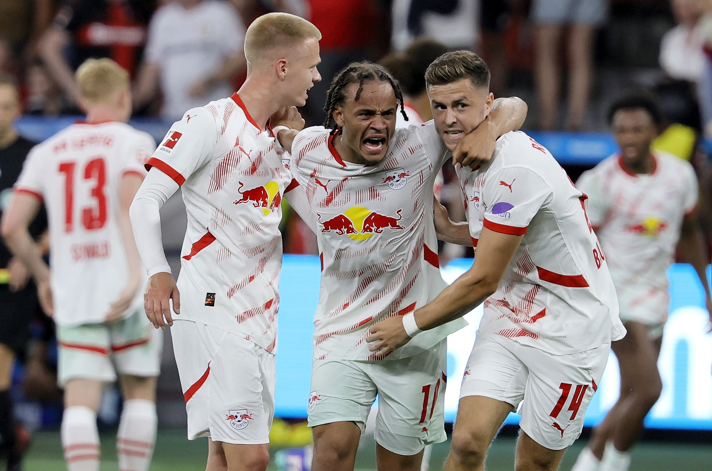 epa11576194 Arthur Vermeeren (L), Xavi Simons (C) and Christoph Baumgartner of Leipzig celebrate after winning the German Bundesliga soccer match between Bayer 04 Leverkusen and RB Leipzig in Leverkusen, Germany, 31 August 2024.  EPA/RONALD WITTEK CONDITIONS - ATTENTION: The DFL regulations prohibit any use of photographs as image sequences and/or quasi-video.