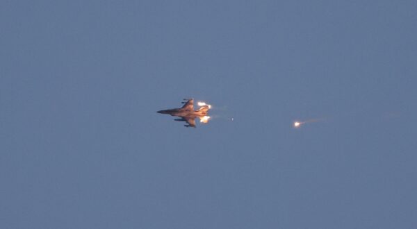 epa11563755 An Israeli fighter jet ejects flares over an area near the Lebanon-Israel border, as seen from northern Israel, 25 August 2024. The Israeli military stated that Israeli Air Force fighter jets are currently striking targets belonging to the Hezbollah organization that posed an imminent threat to the citizens of the State of Israel.  EPA/ATEF SAFADI