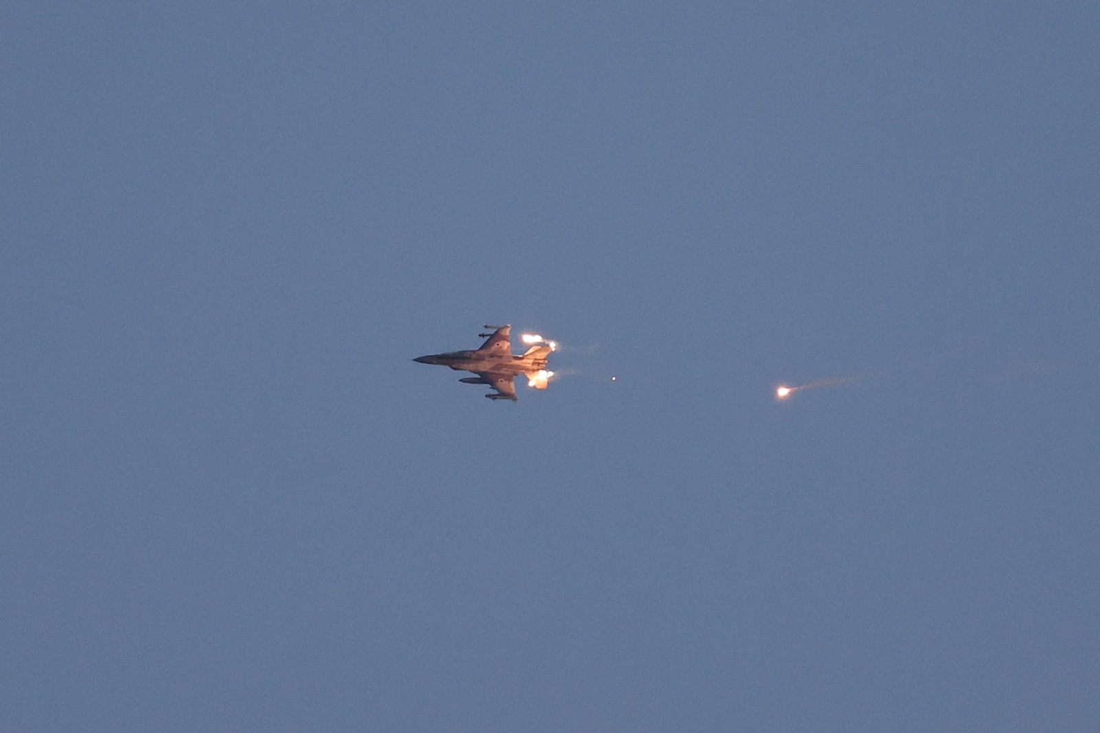 epa11563755 An Israeli fighter jet ejects flares over an area near the Lebanon-Israel border, as seen from northern Israel, 25 August 2024. The Israeli military stated that Israeli Air Force fighter jets are currently striking targets belonging to the Hezbollah organization that posed an imminent threat to the citizens of the State of Israel.  EPA/ATEF SAFADI