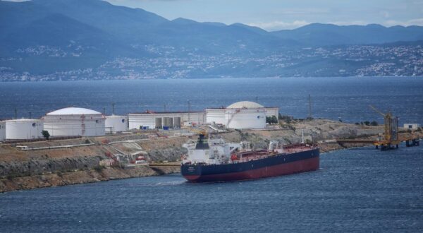 14.06.2018. Omisalj-  Tanker Saga Velletta iskrcava naftu na terminalu Janafa u Omislju.rPhoto: Boris Scitar/Vecernji list