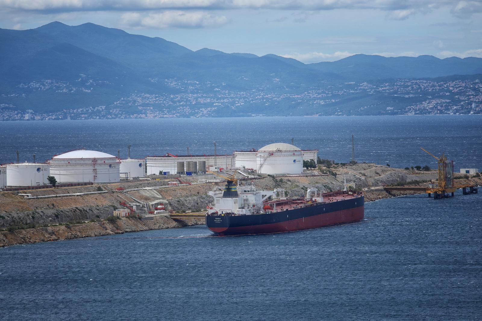 14.06.2018. Omisalj-  Tanker Saga Velletta iskrcava naftu na terminalu Janafa u Omislju.rPhoto: Boris Scitar/Vecernji list