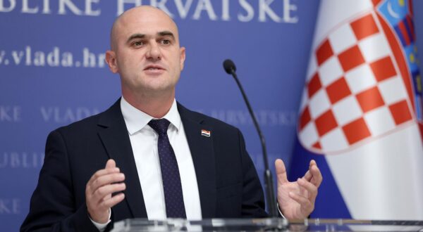 28.08.2024., Zagreb - U Banskim dvorima odrzan je sastanak parlamentarne vecine nakon kojeg se Josip Dabro obratio medijima. Photo: Sanjin Strukic/PIXSELL