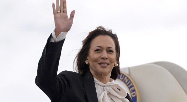 US Vice President and Democratic presidential candidate Kamala Harris waves as she boards Air Force Two at San Francisco International Airport on August 11, 2024,in San Francisco, California, as she returns to Washington, DC.,Image: 897885151, License: Rights-managed, Restrictions: , Model Release: no, Credit line: Julia Nikhinson / AFP / Profimedia