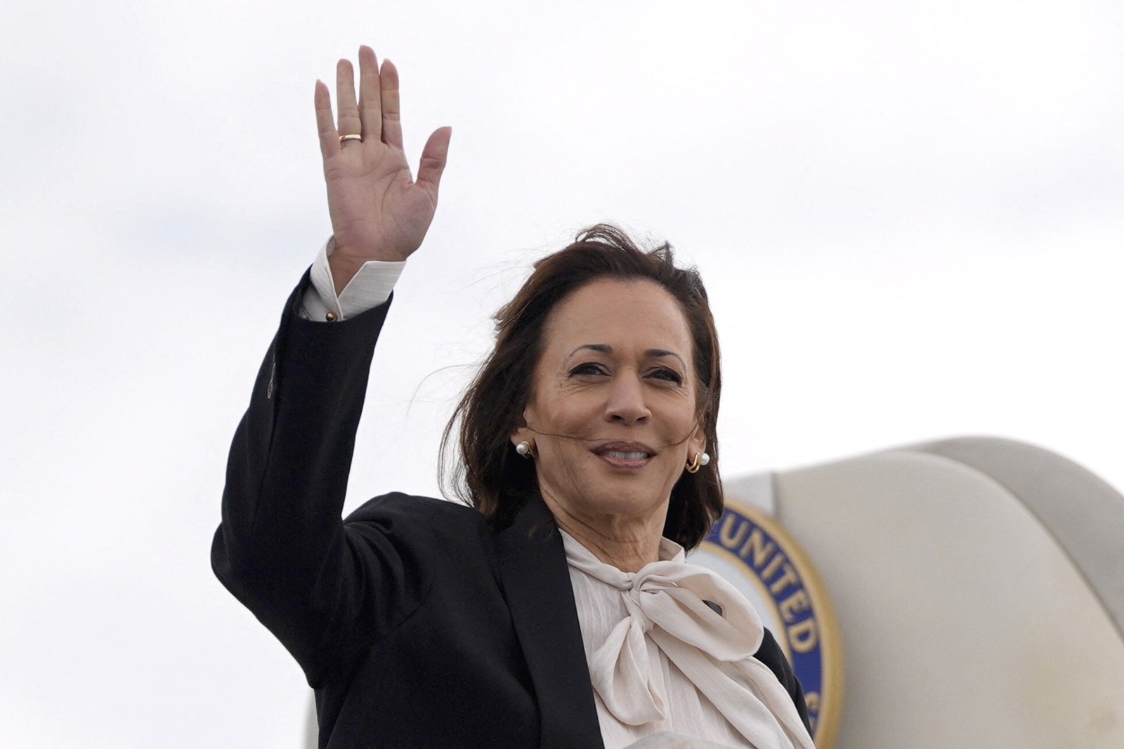 US Vice President and Democratic presidential candidate Kamala Harris waves as she boards Air Force Two at San Francisco International Airport on August 11, 2024,in San Francisco, California, as she returns to Washington, DC.,Image: 897885151, License: Rights-managed, Restrictions: , Model Release: no, Credit line: Julia Nikhinson / AFP / Profimedia