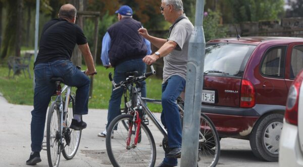 26.09.2023 - Karlovac - Brojni umirovljenici slobodno vrijeme provode na svjezem zraku. Photo: Kristina Stedul Fabac/PIXSELL