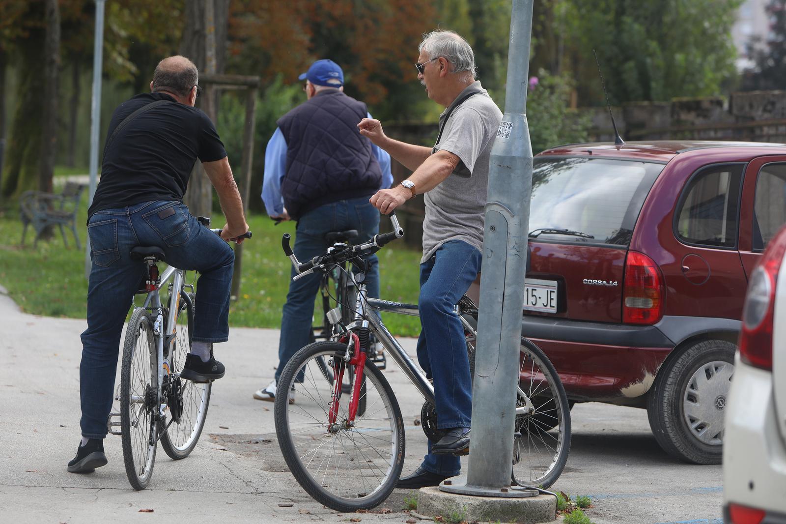 26.09.2023 - Karlovac - Brojni umirovljenici slobodno vrijeme provode na svjezem zraku. Photo: Kristina Stedul Fabac/PIXSELL