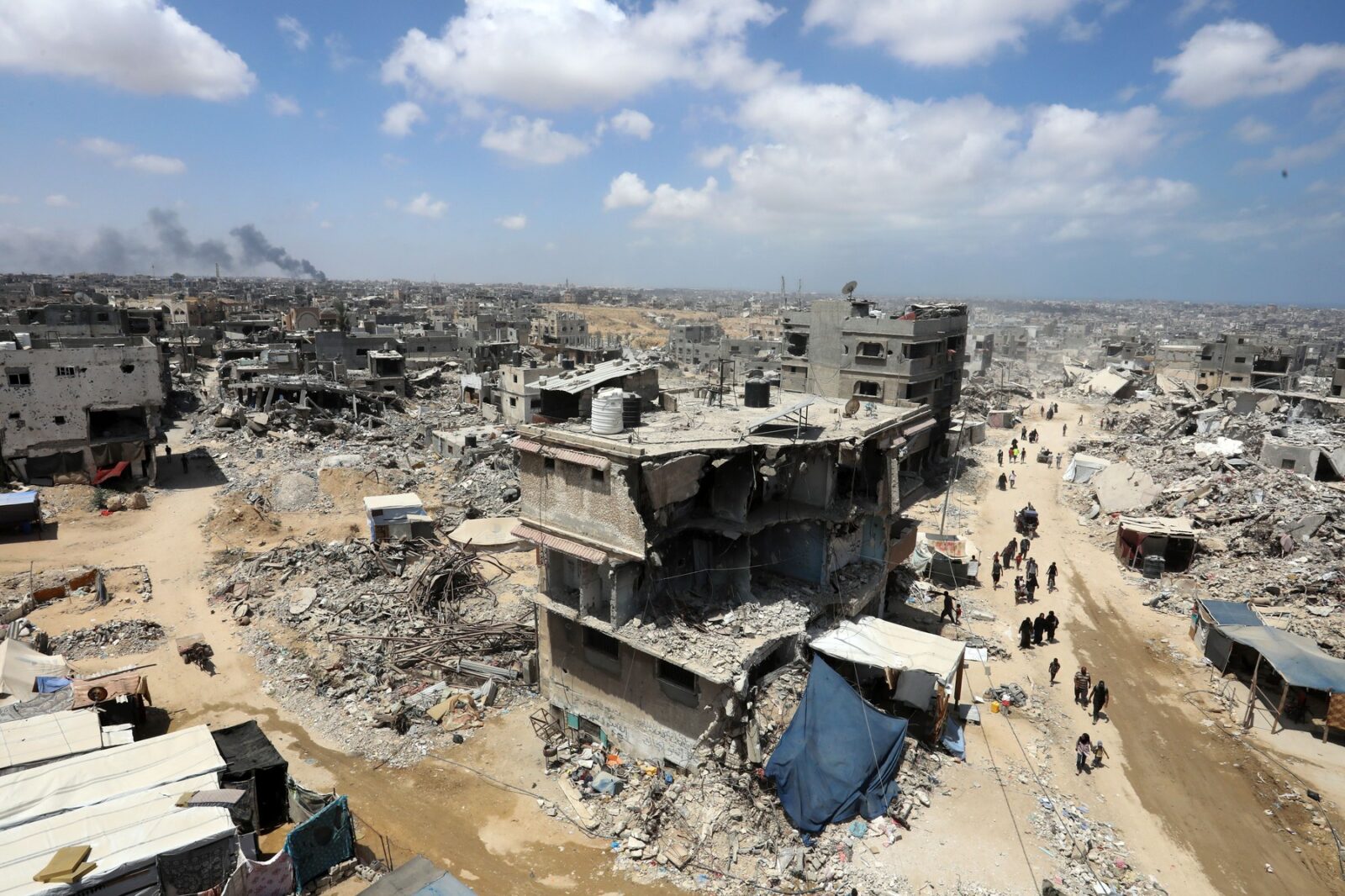 July 30, 2024, Khan Younis, Gaza Strip, Palestinian Territory: Palestinians make their way as they return to the eastern side of Khan Younis after Israeli forces pulled out from the area following a raid, amid the Israel-Hamas conflict, in Khan Younis, in the southern Gaza Strip July 30, 2024,Image: 894194944, License: Rights-managed, Restrictions: , Model Release: no, Credit line: Omar Ashtawy / Zuma Press / Profimedia