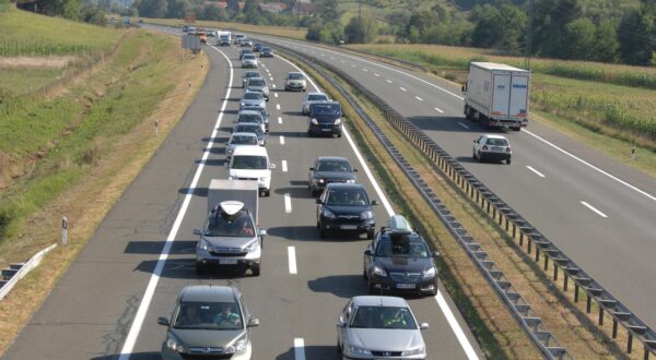 17.08.2013., Krapina - U poslijepodnevnim satima doslo je do stvaranja kilometarskih kolona na autocesti Zagreb-Macelj izmedju cvorova Krapina i Trakoscan u smjeru Slovenije. rPhoto: Matija Topolovec/PIXSELL