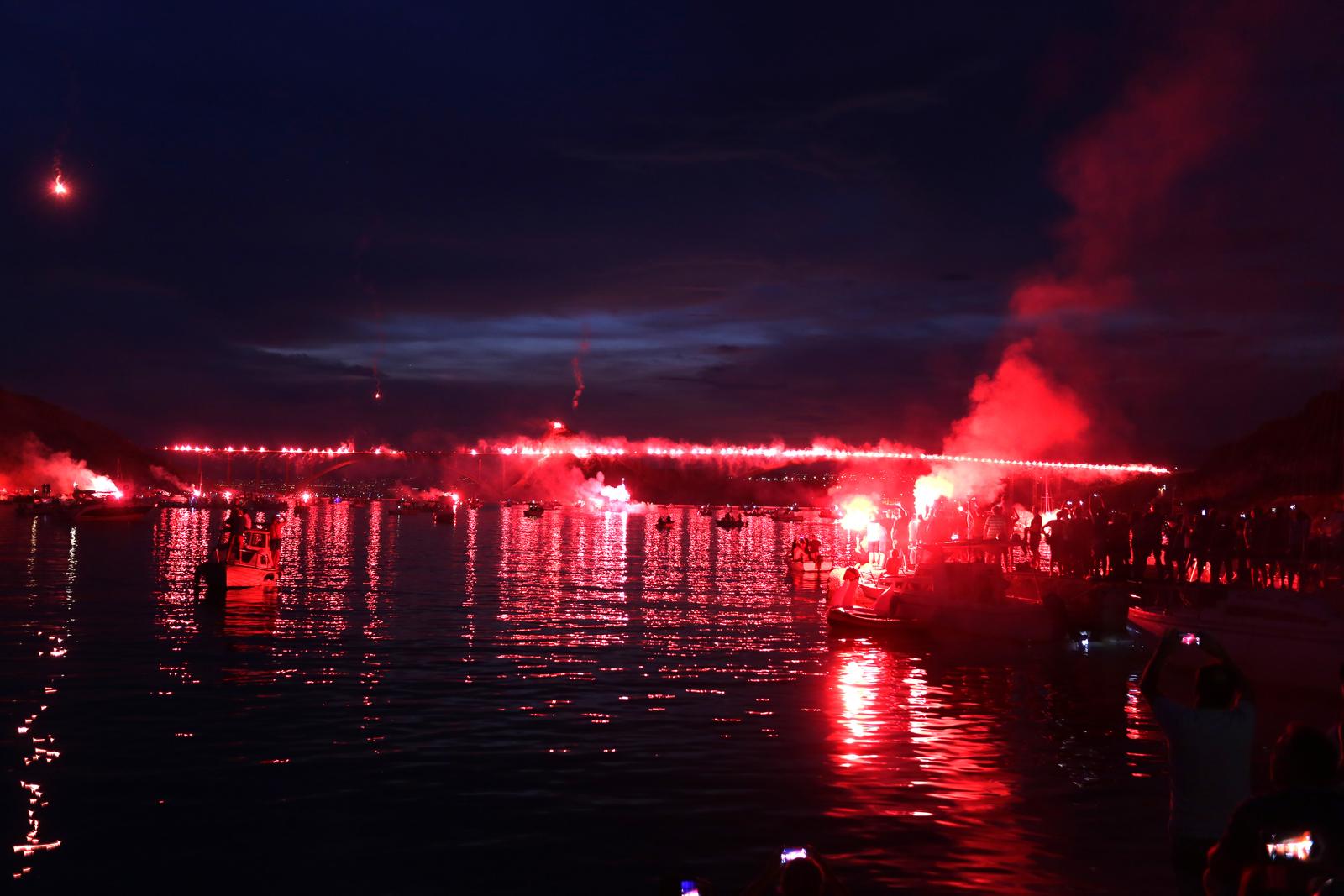 05.08.2018., Krk - Drugu godinu za redom, povodom obiljezavanja Dana pobjede i domovinskerzahvalnosti i Dana hrvatskih branitelja Klub navijaca Armada Rijeka i udruge Plavo - bijeli otok Krkri Vavik Vjerna Kirija Crikvenica organizirali manifestaciju "Oluja na Kvarneru", odnosno spektakularnu bakljadu na Krckom mostu s 222 baklje za 222 hrabra srca, odnosno poginula branitelja u Domovinskom ratu s Kvarnera. rPhoto: Goran Kovacic/PIXSELL