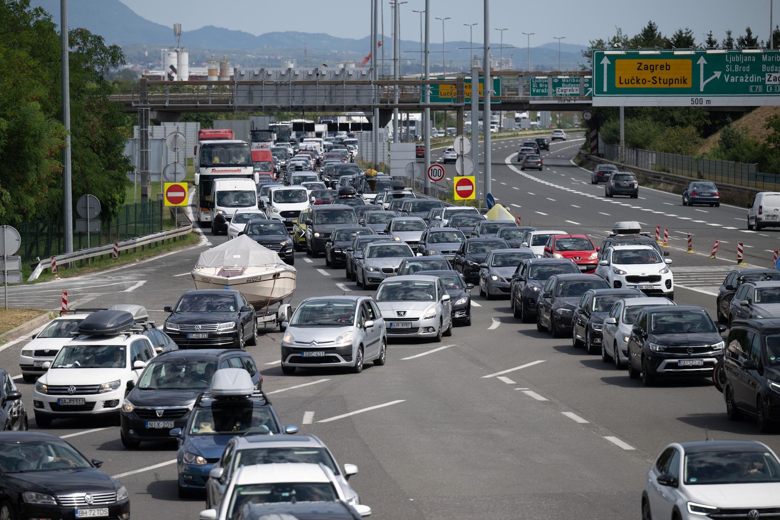 29.07.2024., Zagreb - Velika prometna guzva u oba smjera stvara se na Naplatnoj postaji Lucko. Photo: Davor Puklavec/PIXSELL