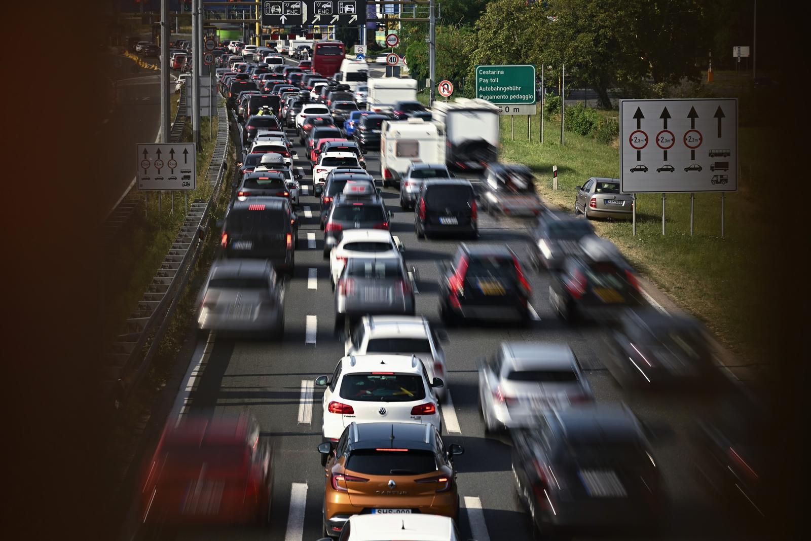 18.08.2024., Zagreb - Kilometarske guzve na prometnicama prema morskim destinacijama stvaraju se ispred NP Lucko.
 Photo: Davor Puklavec/PIXSELL