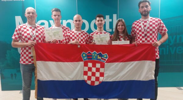 Zagreb, 25.08.2024. - Na 20. Međunarodnoj geografskoj olimpijadi koja se održala u irskom Maynoothu sudjelovalo je 46 država s 183 natjecatelja, a tim hrvatskih učenika osvojio je jednu srebrnu i jednu brončanu medalju te treću nagradu stručnog žirija za poster s temom Geographers - Making a Difference. Gabrijel Kučko, učenik 4. razreda Gimnazije A.G. Matoša u Zaboku, te budući student, osvojio je srebrnu medalju, dok je Dino Fazlić, učenik 3. razreda zagrebačke XV. gimnazije, osvojio brončanu medalju. Na natjecanju su također sudjelovali i Nereo Rundić, učenik 3. razreda Gimnazije Andrije Mohorovičića u Rijeci, te Petra Žnidarić, učenica 2. razreda Srednje škole Krapina. foto HINA/ Prirodoslovno-matematički fakultet Sveučilišta u Zagrebu/ ml