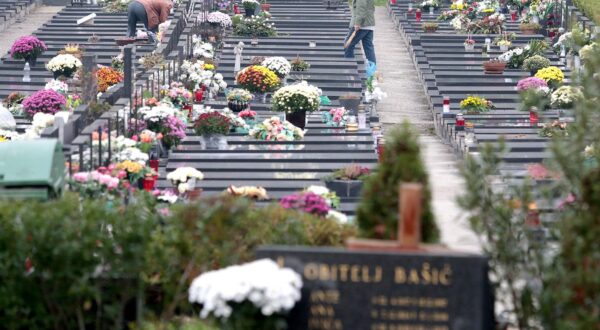 27.10.2015., Zagreb - Gradjani od jutra uredjuju grobove svojih najmilijih na groblju Mirogoj.rPhoto: Patrik Macek/PIXSELL