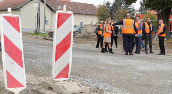 13.10.2022., Osijek - Gradonacelnik Osijeka Ivan Radic i predsjednik Uprave Hrvatskih cesta Josip Skoric obisli su radove na rekonstrukciji drzavne ceste DC213 u Sarvasu, drzavne ceste DC417 Luke tranzit- Nemetin te radove na izvanrednom odrzavanju drzavne ceste DC2 Juzna obilaznica Osijek. Photo: Dubravka Petric/PIXSELL