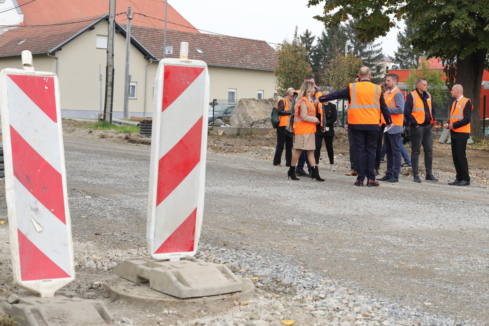 13.10.2022., Osijek - Gradonacelnik Osijeka Ivan Radic i predsjednik Uprave Hrvatskih cesta Josip Skoric obisli su radove na rekonstrukciji drzavne ceste DC213 u Sarvasu, drzavne ceste DC417 Luke tranzit- Nemetin te radove na izvanrednom odrzavanju drzavne ceste DC2 Juzna obilaznica Osijek. Photo: Dubravka Petric/PIXSELL