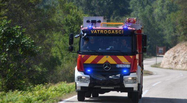 01.08.2024., Skradin -Pozar u zaledju Skradina jos je uvijek aktivan. Gase ga uz kopnene snage i kanaderi. Photo: Hrvoje Jelavic/PIXSELL