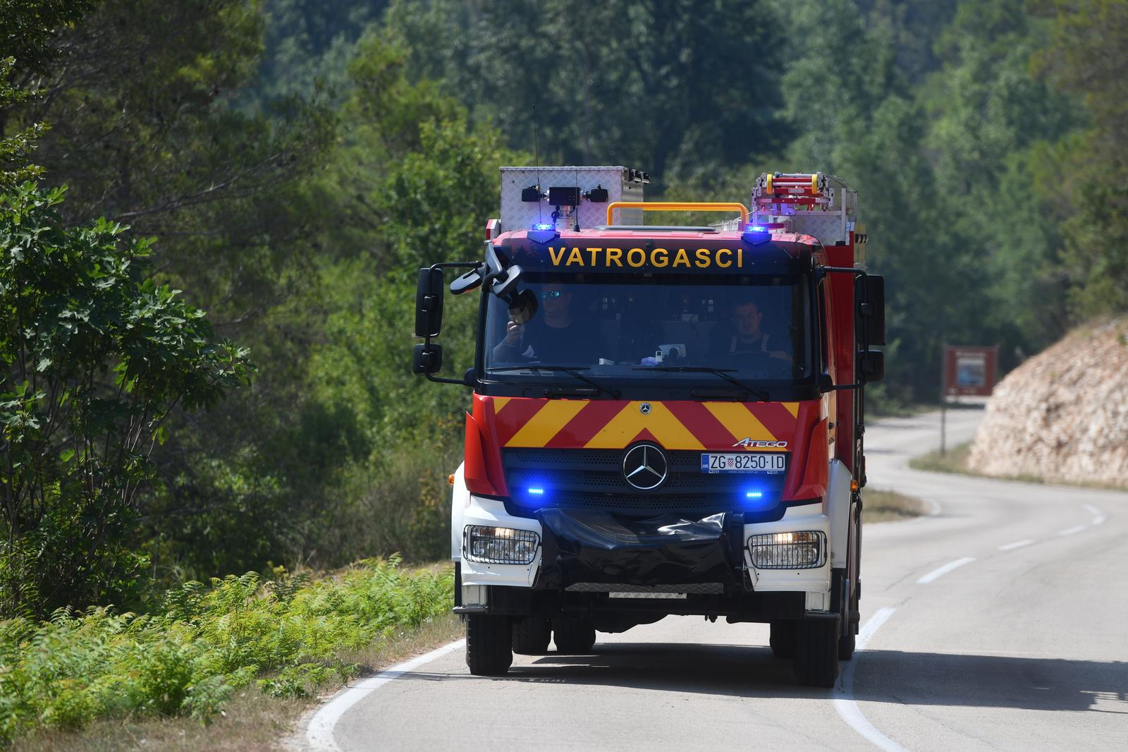 01.08.2024., Skradin -Pozar u zaledju Skradina jos je uvijek aktivan. Gase ga uz kopnene snage i kanaderi. Photo: Hrvoje Jelavic/PIXSELL