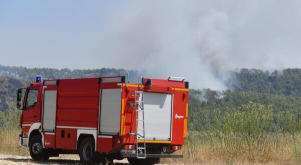 01.08.2024., Skradin -Pozar u zaledju Skradina jos je uvijek aktivan. Gase ga uz kopnene snage i kanaderi. Photo: Hrvoje Jelavic/PIXSELL