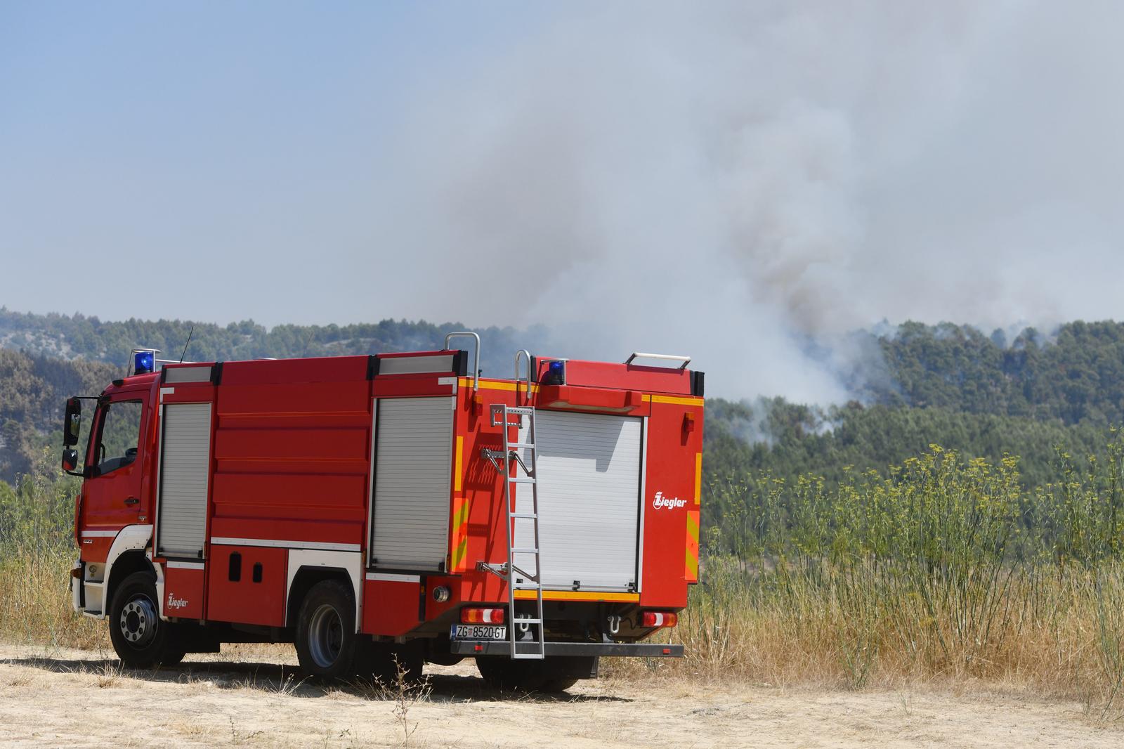 01.08.2024., Skradin -Pozar u zaledju Skradina jos je uvijek aktivan. Gase ga uz kopnene snage i kanaderi. Photo: Hrvoje Jelavic/PIXSELL