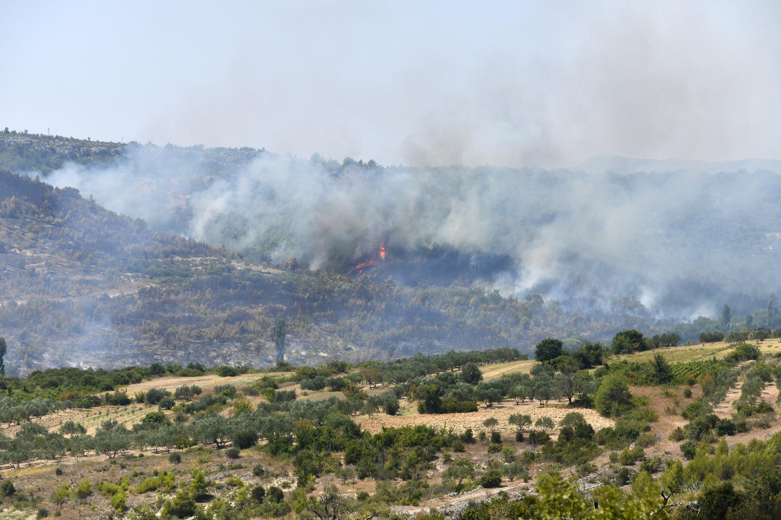 01.08.2024., Skradin -Pozar u zaledju Skradina jos je uvijek aktivan. Gase ga uz kopnene snage i kanaderi. Photo: Hrvoje Jelavic/PIXSELL