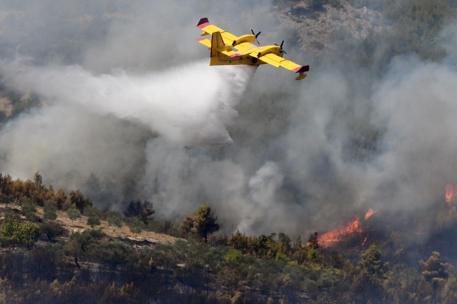 01.08.2024., Skradin -Pozar u zaledju Skradina jos je uvijek aktivan. Gase ga uz kopnene snage i kanaderi. Photo: Hrvoje Jelavic/PIXSELL