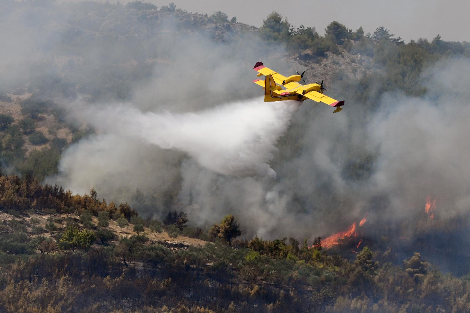 01.08.2024., Skradin -Pozar u zaledju Skradina jos je uvijek aktivan. Gase ga uz kopnene snage i kanaderi. Photo: Hrvoje Jelavic/PIXSELL