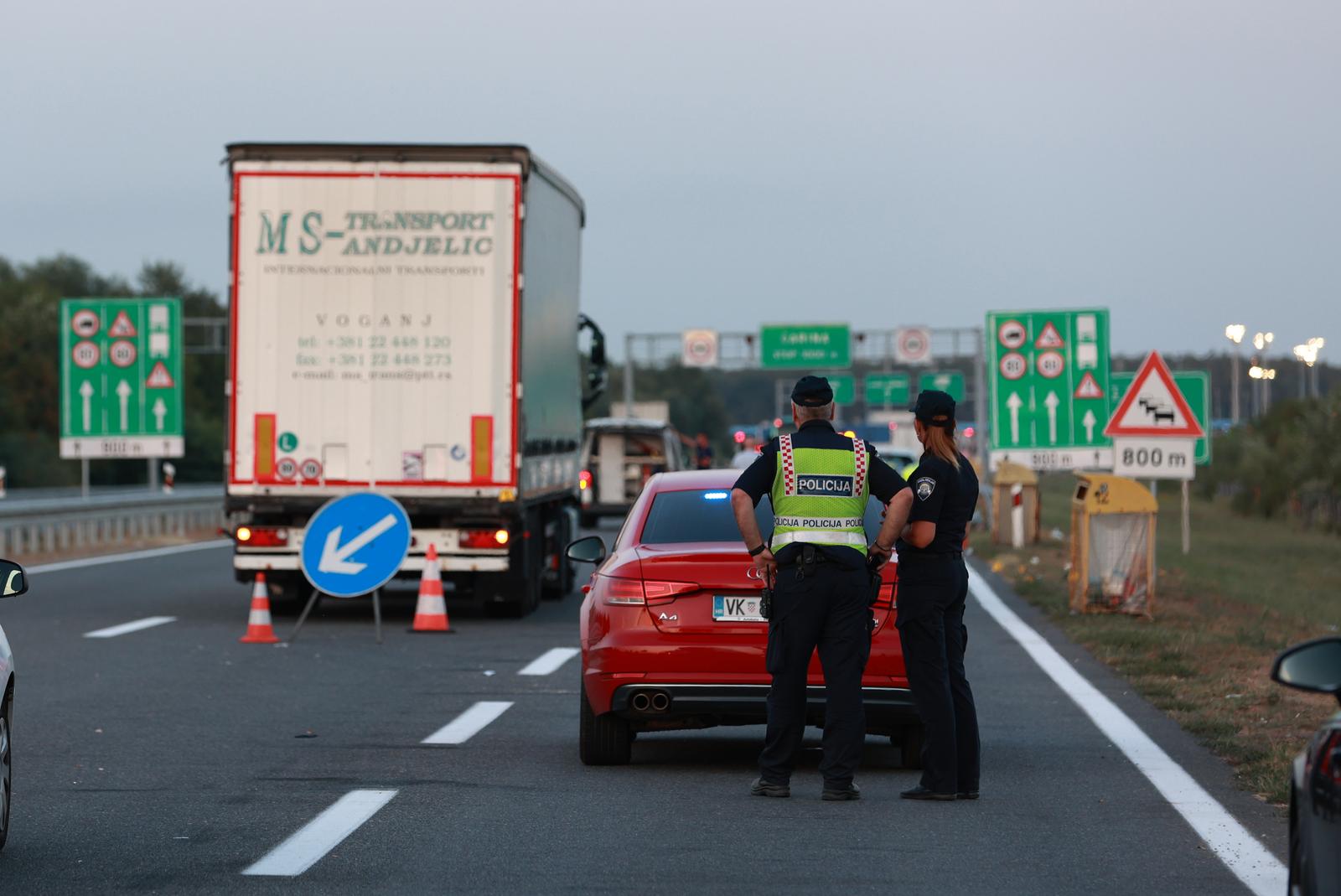 01.08.2024., Zupanja - Na autocesti A-3 Zagreb-Lipovac u smjeru granicnog prijelaza Bajakovo dogodila se prometna nesreca u kojoj je sudjelovao sluzbeni motocikl i pjesak. U prometnoj nesreci pjesak je smrtno stradao, a policijskoj sluzbenici koja je upravljala motociklom pruza se lijecnicka pomoc. Photo: Davor Javorovic/PIXSELL