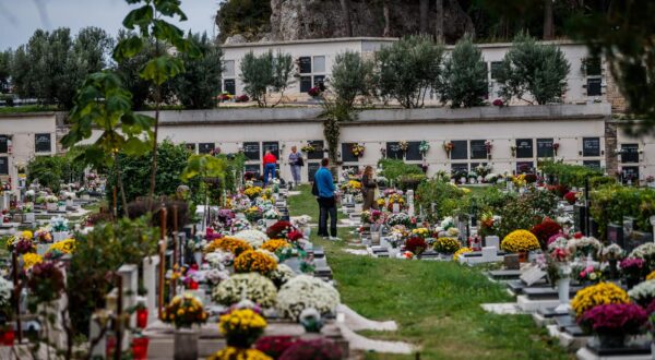 01.11.2023., Split, Na gradskom groblju Lovrinac novoizabrani nadbuskup Zdenko Krizic predvodio je svetu misu i blagoslov pred centralnim krizem. Photo: Zvonimir Barisin/PIXSELL